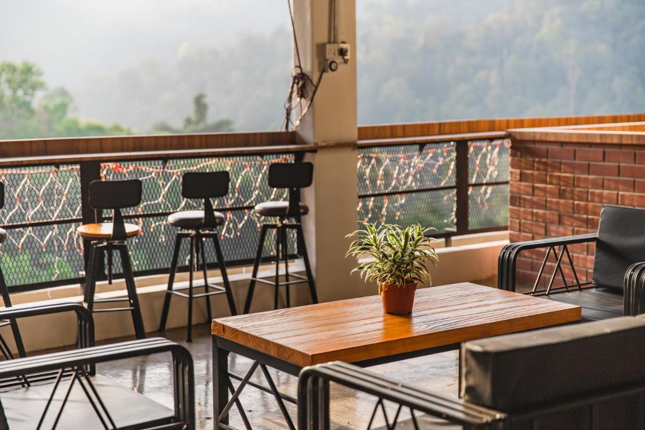 Ellin Forest Karaoke&Pool Resort Bukit Tinggi Bentong Exterior foto