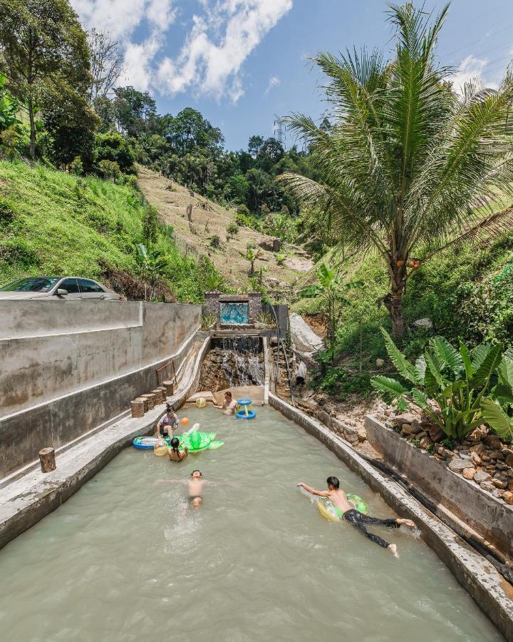 Ellin Forest Karaoke&Pool Resort Bukit Tinggi Bentong Exterior foto